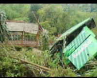 Bus Karunia Bakti Masuk Jurang