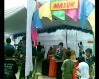 Petugas TPS Berkebaya Kuning  