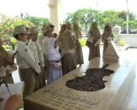 Siswa SD Menyanyi di Makam WR Supratman