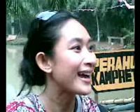 Happy Salma Main di Alam