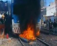 Perjalanan Tertunda, Penumpang Bakar Kereta