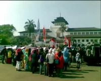 Aksi FKKPP Tuntut Upah di Gedung Sate