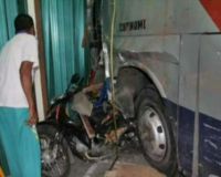 Bus Malam Nyelonong ke Rumah Makan