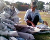 Mengais Rezeki Pasca Salat Idul Fitri