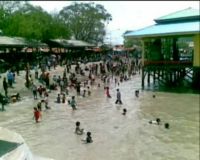 Pantai Kenjeran Dipadati Pengunjung 