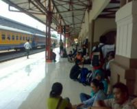   Pemudik Masih Padati Stasiun Senen