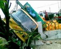 Truk Bermuatan Minuman Seruduk Motor dan Masjid 
