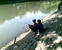 Mancing Ikan di Kalimas