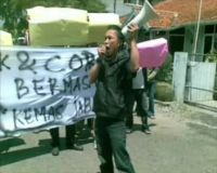 Aksi Menuntut Caleg Bermasalah