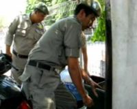 Razia PKL di Kali Rungkut Ricuh