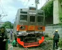 KA Peti Kemas Tabrak KRL