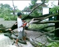 Bersih-bersih Pasca Diterjang Puting Beliung