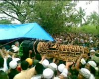 Pelayat Memenuhi Makam Imam Samudera