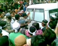 Brimob dan Pro Amrozi Adu Fisik 