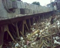 Tumpukan Sampah di Jembatan Kalibata