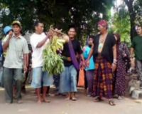 Korban Lapindo Sambangi Rumah Ibunda Ical 