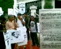 Ada Buku Raksasa Terparkir di Gedung MA  