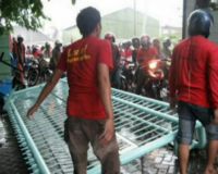 Pagar Pabrik Kampas Rem Dirobohkan Buruh  