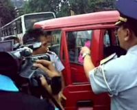 Razia Rokok di Terminal Grogol