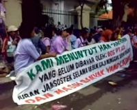 Ratusan Buruh Garmen Geruduk PN Surabaya