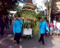 Berebut Berkah di Tradisi Apitan 