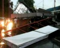Reklame Roboh Timpa Motor dan Mobil
