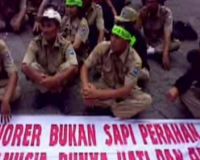 Guru Honorer se-Jawa Tengah Geruduk Kantor Gubernur