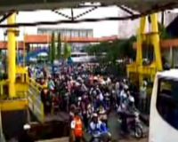 Tradisi Toron ke Madura di Dermaga Ujung  