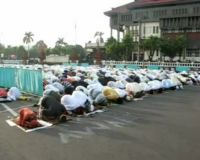 Jamaah Salat Ied Luber ke Jalan