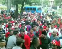 Massa PPDI Rusak Pintu Gerbang KPU