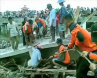 Evakuasi Korban Jembatan Ambrol