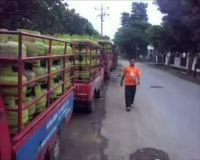 Puluhan Truk Antre LPG di Semarang