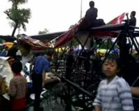 Papan Reklame Raksasa Ambruk