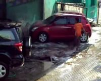 Rezeki Bisnis Cuci Mobil di Musim Hujan