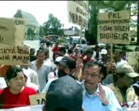 Puluhan PKL Demo UGM