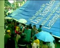 Papan Reklame Roboh Timpa 3 Mobil