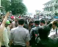 Sopir Angkot Rusak Pagar Gedung DPRD