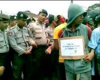 Polisi-Mahasiswa Saling Dorong