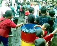 Berebut Air Jamasan 