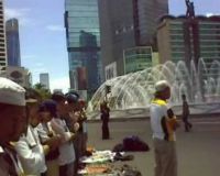 Massa PKS Salat di Bundaran HI