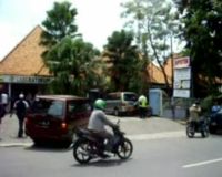 Perampok Bersenpi Satroni Nasabah Bank