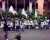 Mahasiswa Sweeping Warga AS