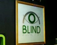 Menikmati Makanan di Cafe Gelap