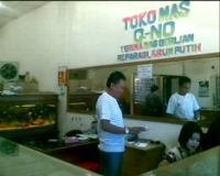 Penjual Emas Sepi Pembeli  