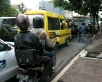 Kirab Drum Band Bikin Macet Jalan