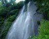 Membasahi Diri di Bawah Air Terjun