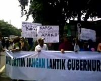 Aksi Demo Warnai Pelantikan Gubernur Jatim