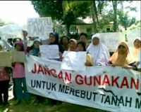 Aksi Tolak Eksekusi Kompleks TNI AU Dwikora