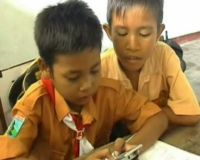 Ponari Pamer Handphone di Sekolah
