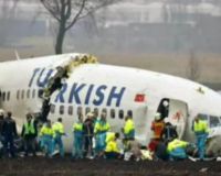 Pesawat Turki Terbelah Tiga